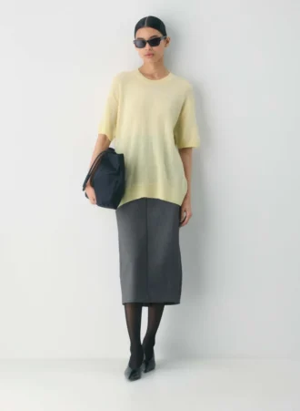 Feather Cashmere de Aritzia, 100 % ligero como una pluma. Jersey de manga corta holgado