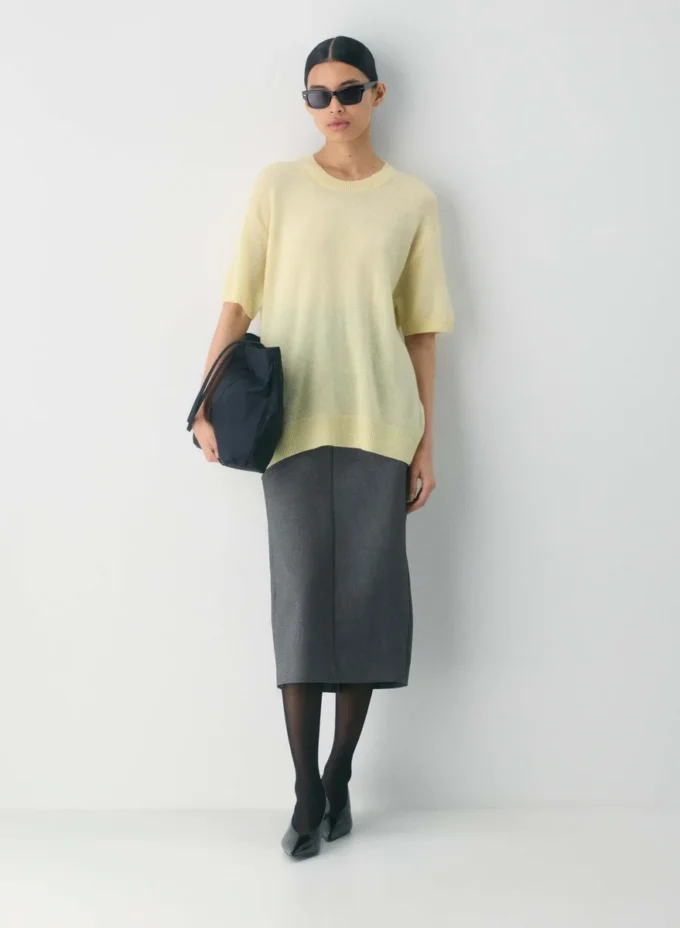 Feather Cashmere de Aritzia, 100 % ligero como una pluma. Jersey de manga corta holgado
