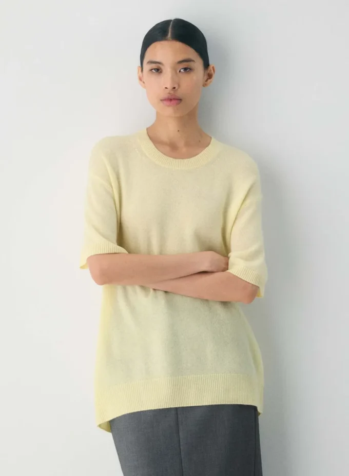 Feather Cashmere de Aritzia, 100 % ligero como una pluma. Jersey de manga corta holgado