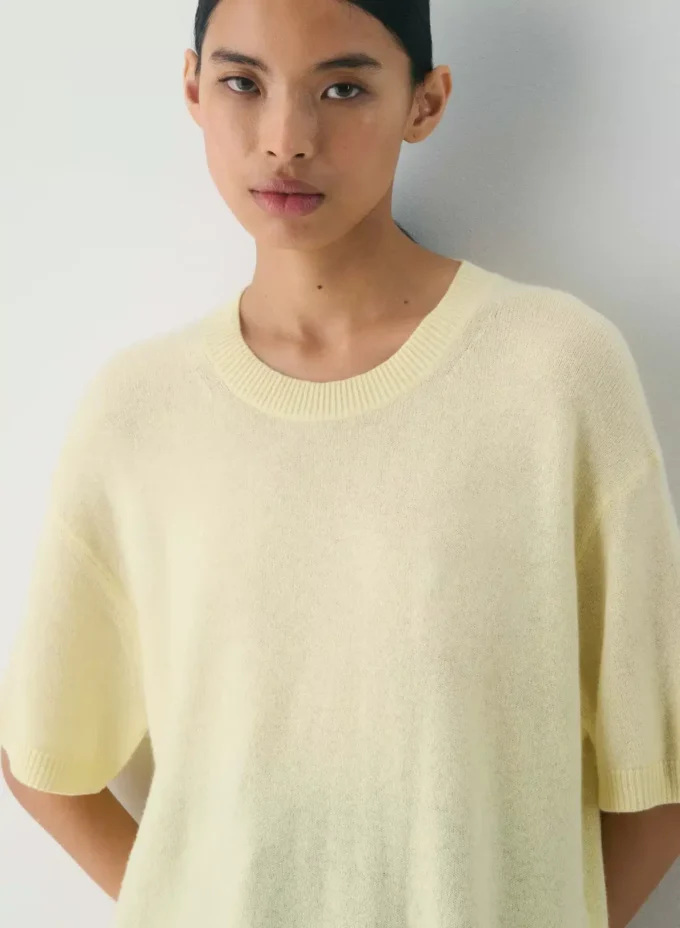 Feather Cashmere de Aritzia, 100 % ligero como una pluma. Jersey de manga corta holgado