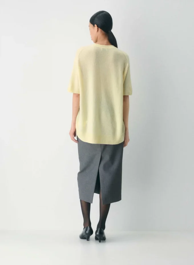 Feather Cashmere de Aritzia, 100 % ligero como una pluma. Jersey de manga corta holgado