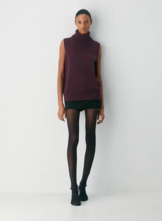 Feather Cashmere de Aritzia. Camiseta de cuello alto holgada
