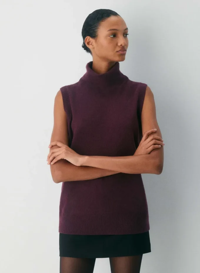 Feather Cashmere de Aritzia. Camiseta de cuello alto holgada