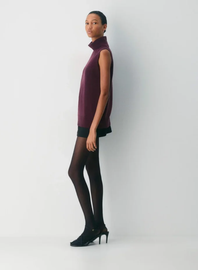 Feather Cashmere de Aritzia. Camiseta de cuello alto holgada