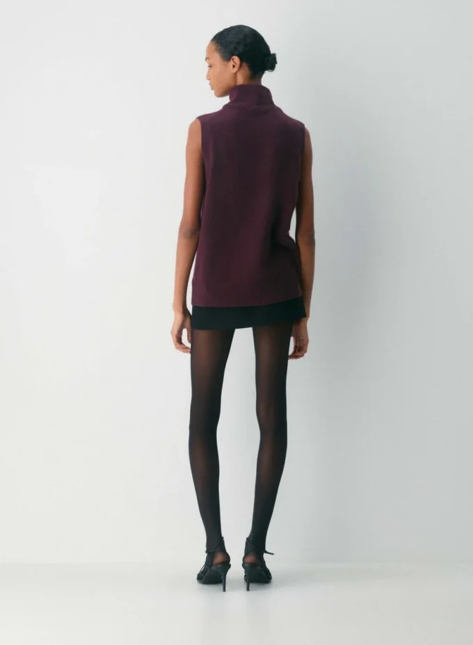 Feather Cashmere de Aritzia. Camiseta de cuello alto holgada