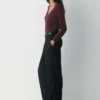 Jersey de cuello en V profundo de lana merino fina