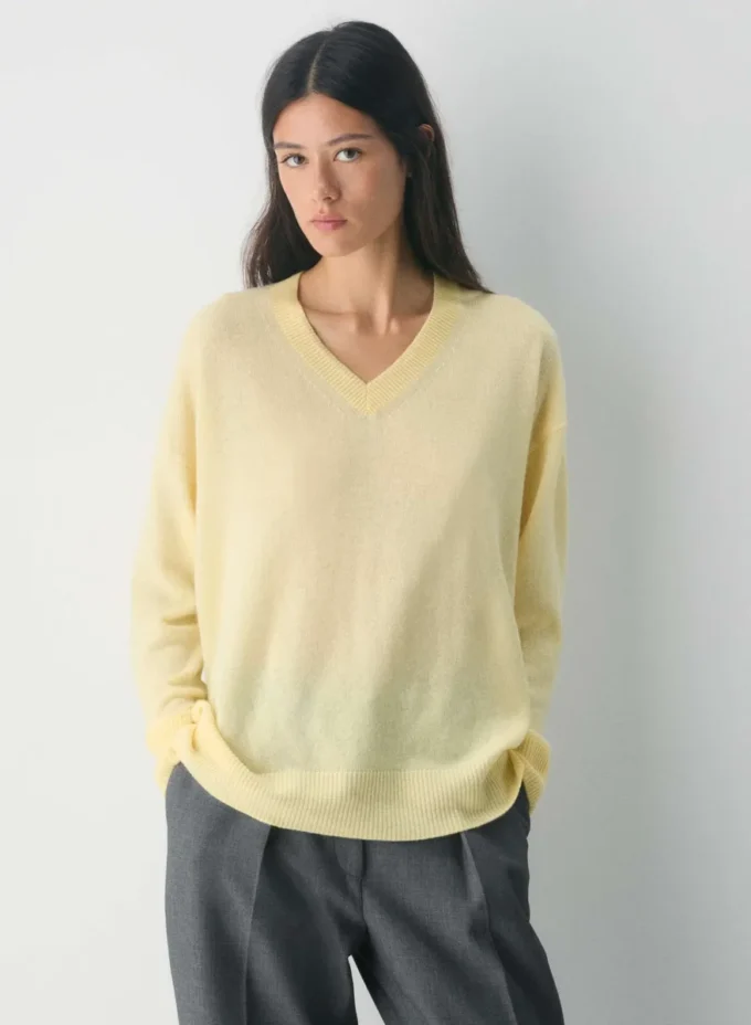 Jersey holgado con cuello en V Feather Cashmere Jersey holgado con cuello en V Feather Cashmere