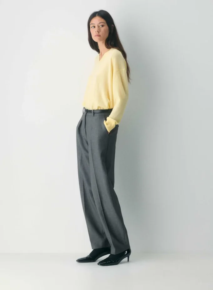 Jersey holgado con cuello en V Feather Cashmere Jersey holgado con cuello en V Feather Cashmere