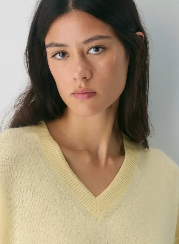Jersey holgado con cuello en V Feather Cashmere Jersey holgado con cuello en V Feather Cashmere