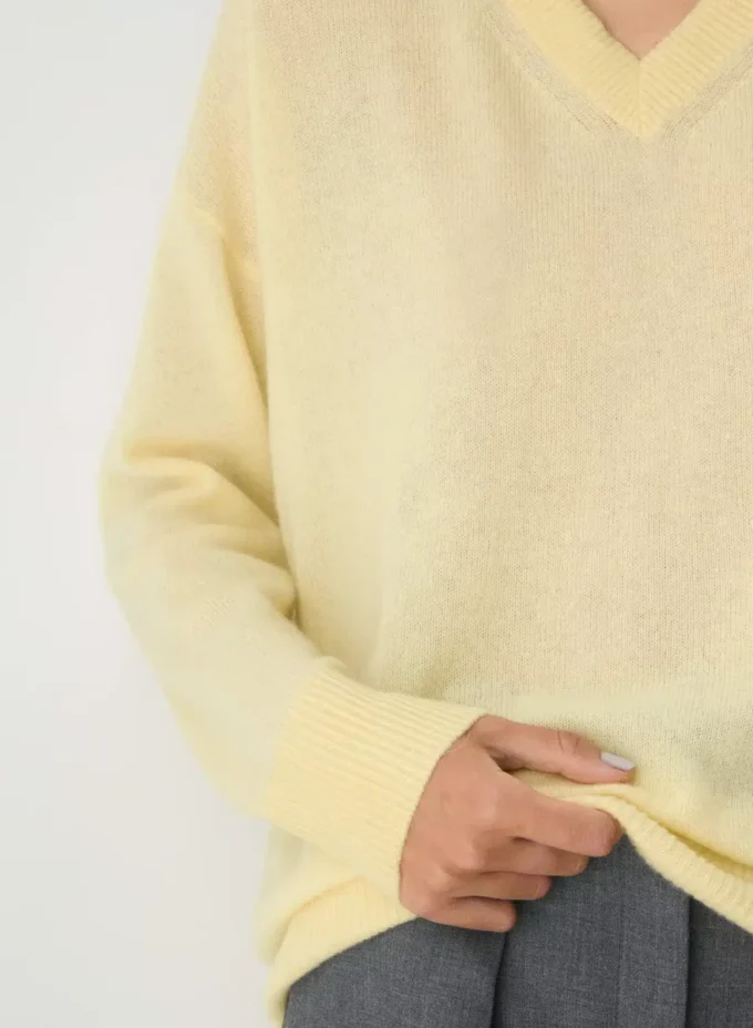 Jersey holgado con cuello en V Feather Cashmere Jersey holgado con cuello en V Feather Cashmere