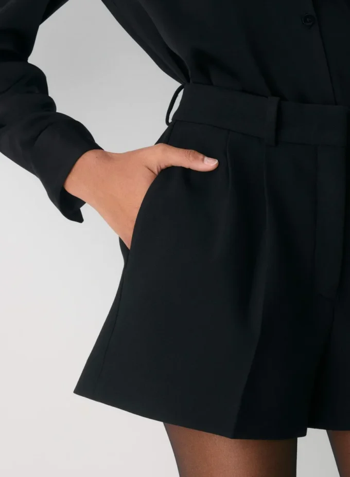 Mini pantalones cortos plisados – (Re)ssential Mini pantalones cortos plisados – (Re)ssential