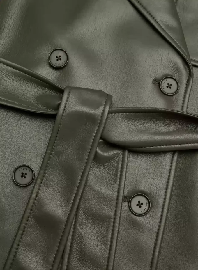 Nueva gabardina tabloide – Cuero Unreal Nueva gabardina tabloide – Cuero Unreal