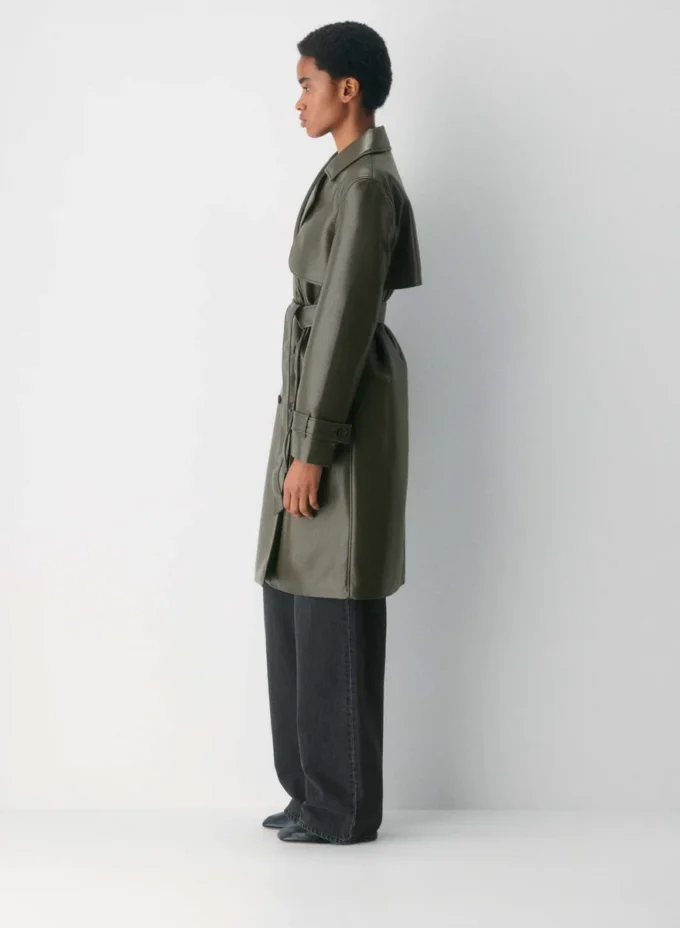 Nueva gabardina tabloide – Cuero Unreal Nueva gabardina tabloide – Cuero Unreal