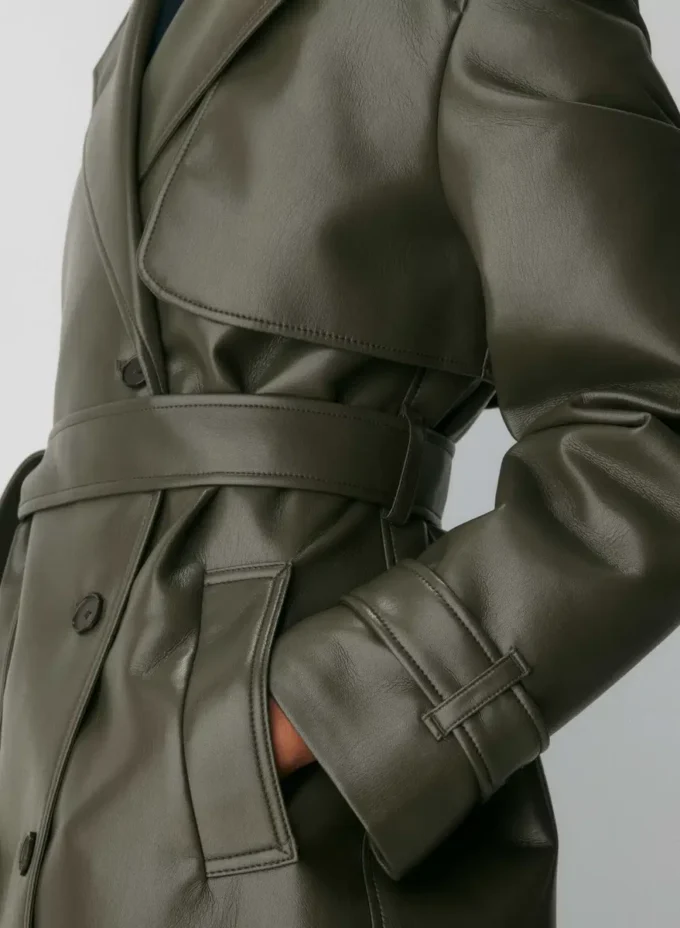Nueva gabardina tabloide – Cuero Unreal Nueva gabardina tabloide – Cuero Unreal