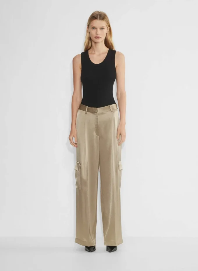 Pantalón cargo de satén extrovertido Pantalón cargo de satén extrovertido