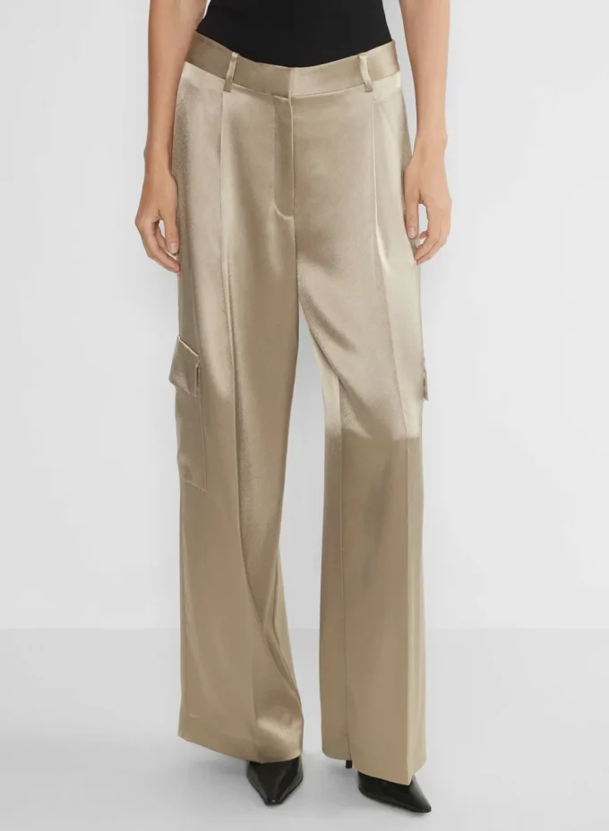 Pantalón cargo de satén extrovertido Pantalón cargo de satén extrovertido