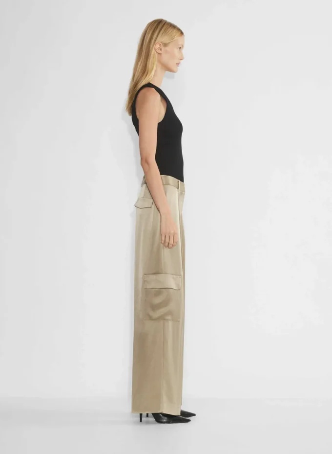 Pantalón cargo de satén extrovertido Pantalón cargo de satén extrovertido