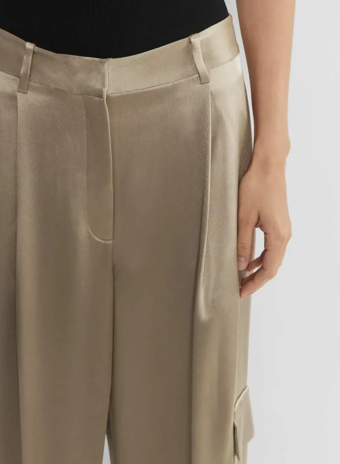 Pantalón cargo de satén extrovertido Pantalón cargo de satén extrovertido