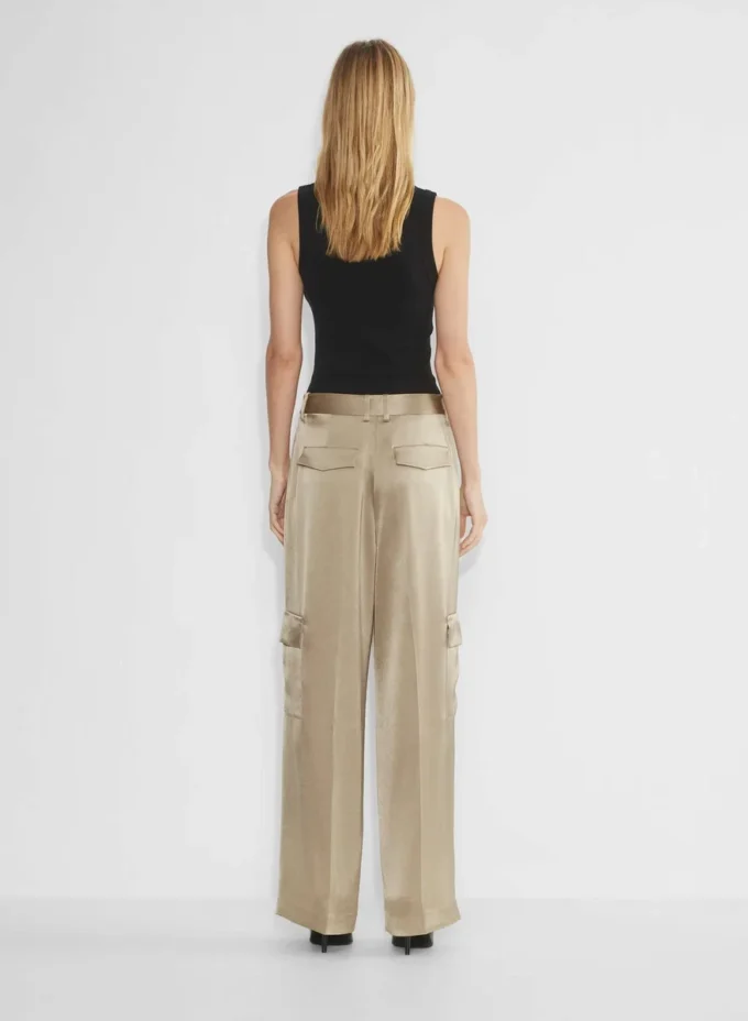 Pantalón cargo de satén extrovertido Pantalón cargo de satén extrovertido