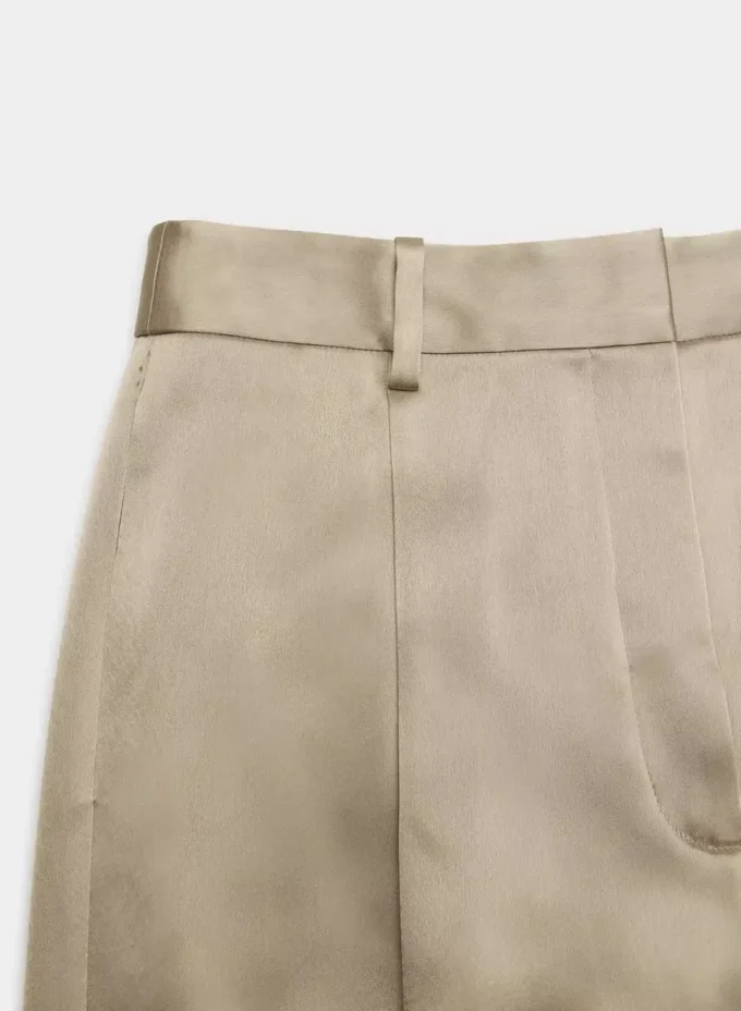 Pantalón cargo de satén extrovertido Pantalón cargo de satén extrovertido