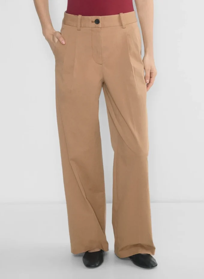 Pantalón chino de talle alto y pliegues anchos Pantalón chino de talle alto y pliegues anchos