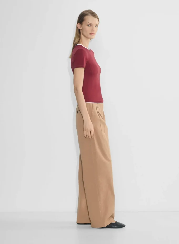 Pantalón chino de talle alto y pliegues anchos Pantalón chino de talle alto y pliegues anchos