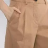 Pantalón chino de talle alto y pliegues anchos Pantalón chino de talle alto y pliegues anchos