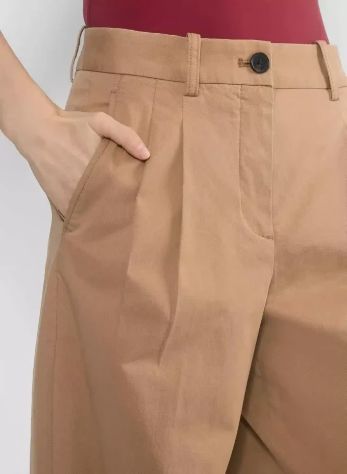 Pantalón chino de talle alto y pliegues anchos Pantalón chino de talle alto y pliegues anchos