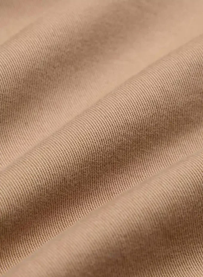 Pantalón chino de talle alto y pliegues anchos Pantalón chino de talle alto y pliegues anchos