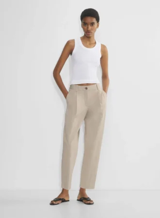 Pantalón chino de talle medio y corte acampanado