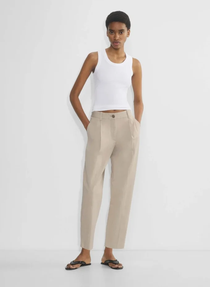 Pantalón chino de talle medio y corte acampanado Pantalón chino de talle medio y corte acampanado