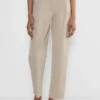 Pantalón chino de talle medio y corte acampanado Pantalón chino de talle medio y corte acampanado