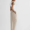 Pantalón chino de talle medio y corte acampanado Pantalón chino de talle medio y corte acampanado