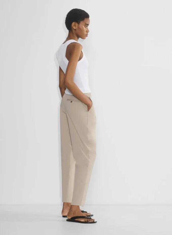 Pantalón chino de talle medio y corte acampanado Pantalón chino de talle medio y corte acampanado