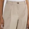 Pantalón chino de talle medio y corte acampanado Pantalón chino de talle medio y corte acampanado