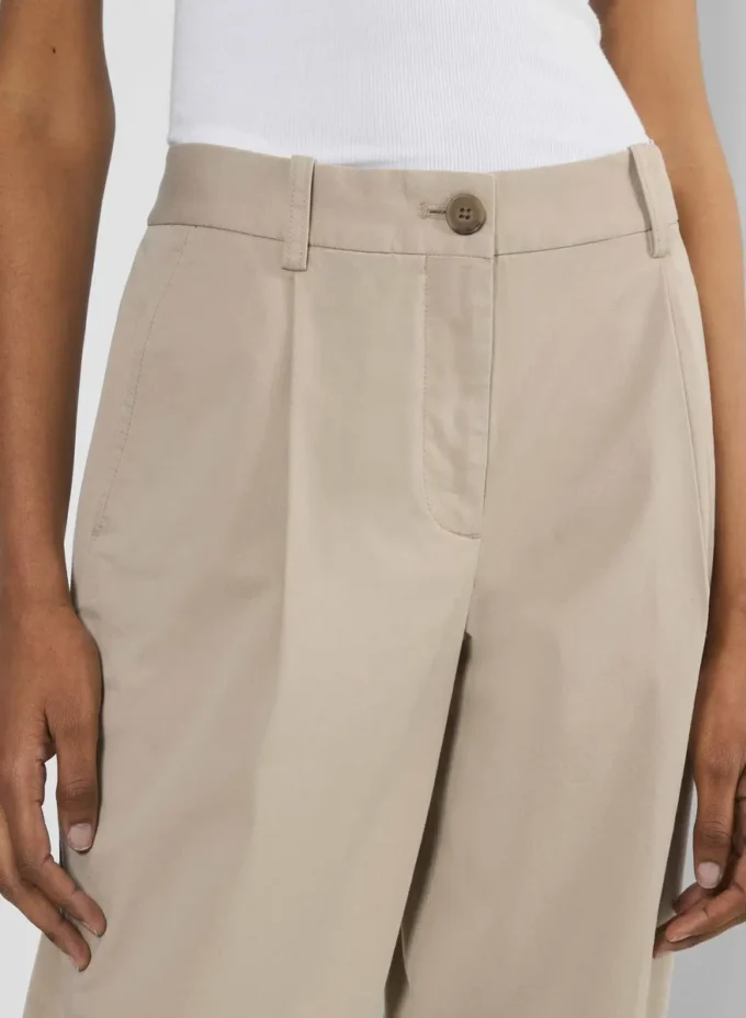 Pantalón chino de talle medio y corte acampanado Pantalón chino de talle medio y corte acampanado