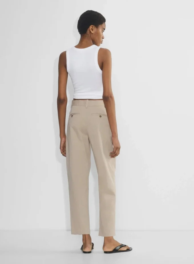 Pantalón chino de talle medio y corte acampanado Pantalón chino de talle medio y corte acampanado