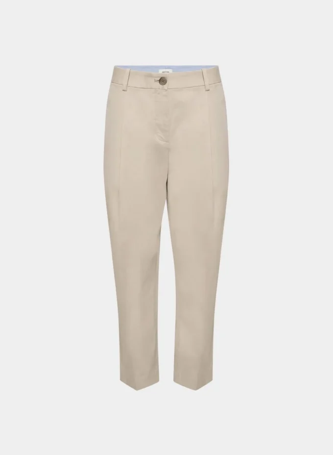 Pantalón chino de talle medio y corte acampanado Pantalón chino de talle medio y corte acampanado