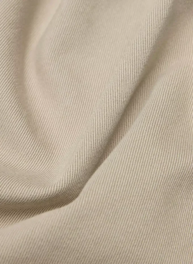 Pantalón chino de talle medio y corte acampanado Pantalón chino de talle medio y corte acampanado