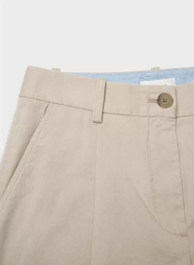 Pantalón chino de talle medio y corte acampanado Pantalón chino de talle medio y corte acampanado