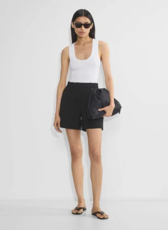 Pantalones cortos plisados hasta la mitad del muslo