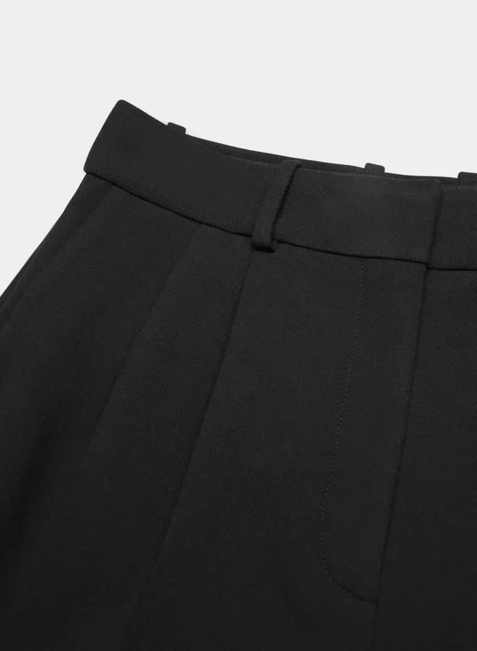 Pantalones cortos plisados hasta la mitad del muslo Pantalones cortos plisados hasta la mitad del muslo