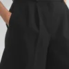 Pantalones cortos plisados hasta la mitad del muslo Pantalones cortos plisados hasta la mitad del muslo