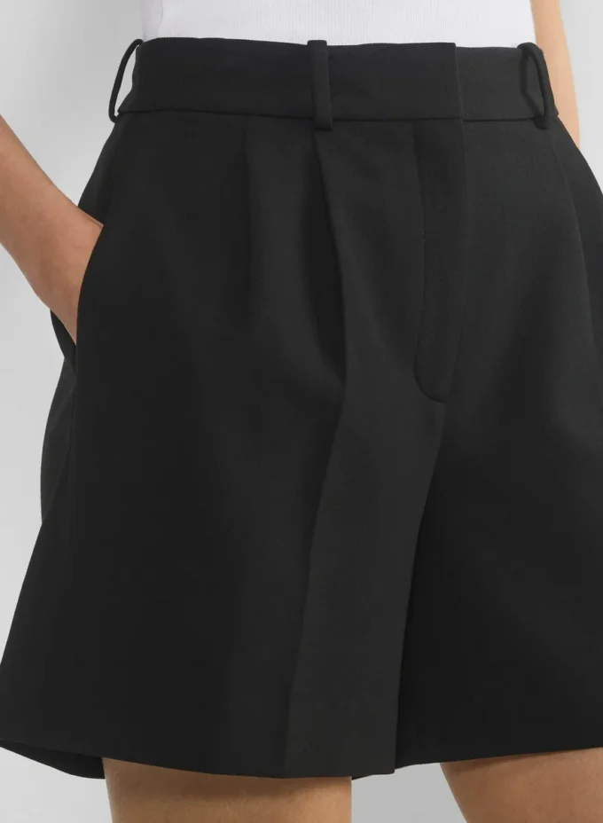 Pantalones cortos plisados hasta la mitad del muslo Pantalones cortos plisados hasta la mitad del muslo