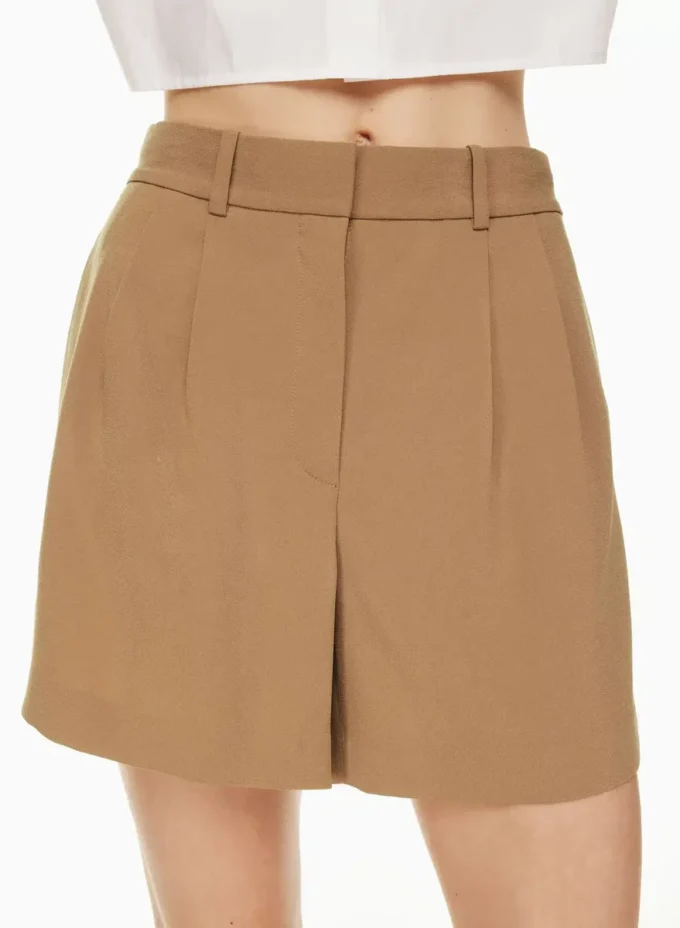 Pantalones cortos plisados hasta la mitad del muslo Pantalones cortos plisados hasta la mitad del muslo