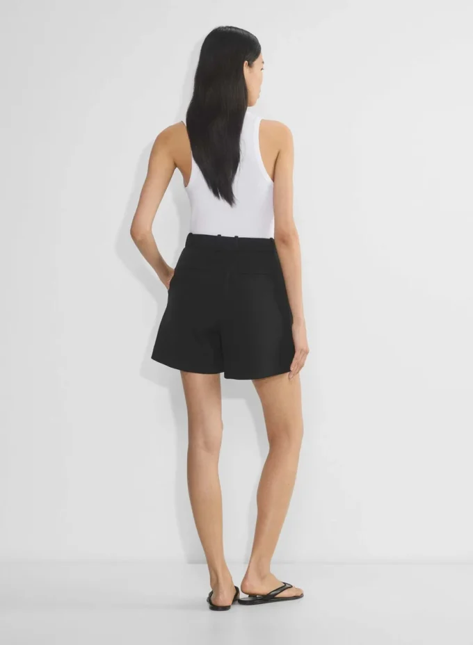 Pantalones cortos plisados hasta la mitad del muslo Pantalones cortos plisados hasta la mitad del muslo
