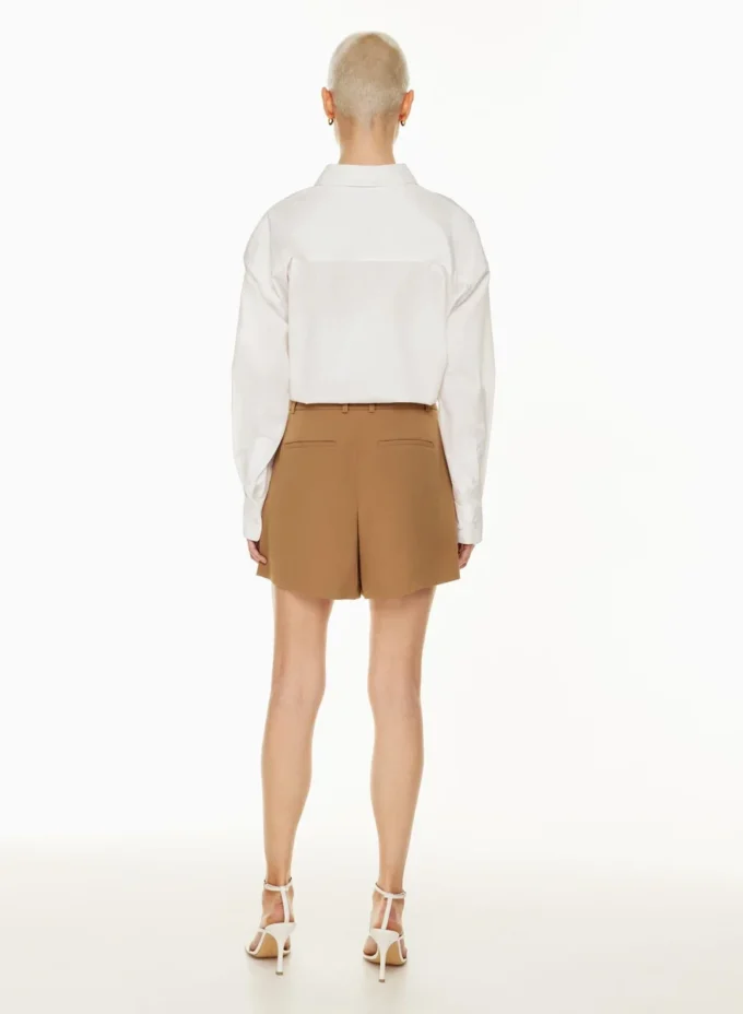 Pantalones cortos plisados hasta la mitad del muslo Pantalones cortos plisados hasta la mitad del muslo