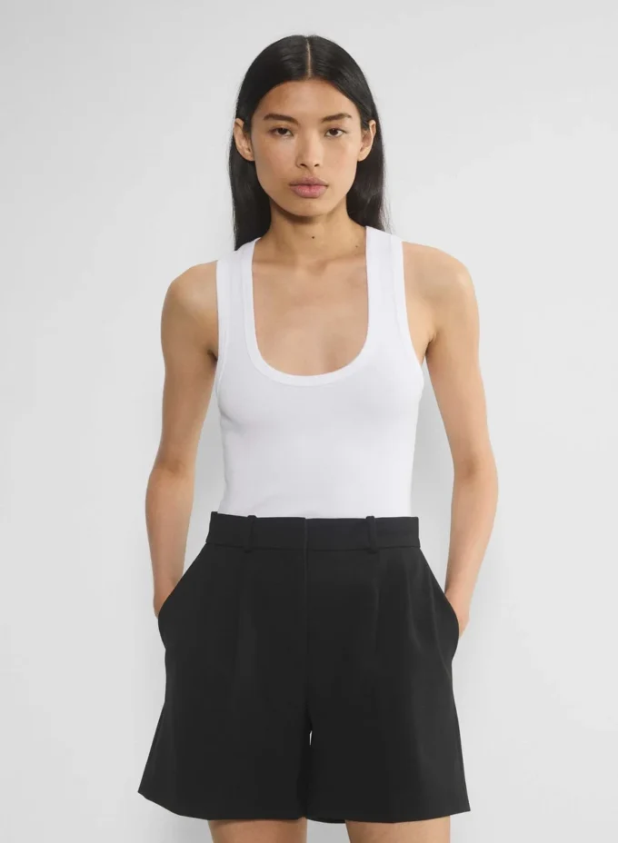 Pantalones cortos plisados hasta la mitad del muslo Pantalones cortos plisados hasta la mitad del muslo