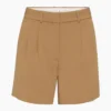 Pantalones cortos plisados hasta la mitad del muslo Pantalones cortos plisados hasta la mitad del muslo
