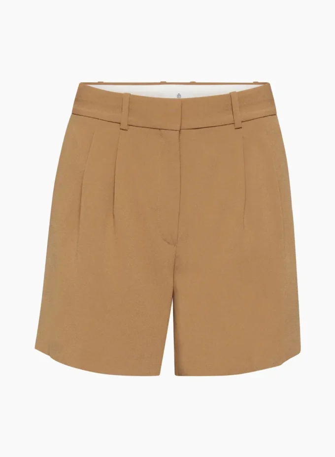 Pantalones cortos plisados hasta la mitad del muslo Pantalones cortos plisados hasta la mitad del muslo